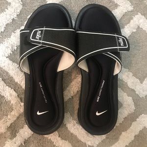 extremely comfy Nike slides! basically brand new!